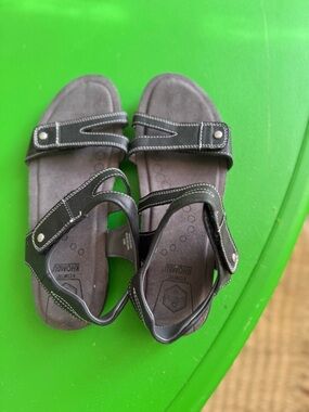 *WORN ONCE* Khombu Women’s Black Hook-and-Loop Comfort Sandals